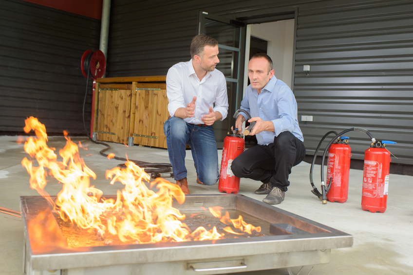 Apprendre à utiliser un extincteur sur feu réel