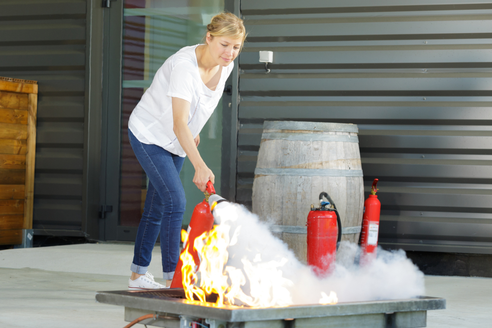 utilisation d'un extincteur CO2 sur bac à feu